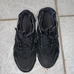 Black and white huaraches